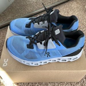 Womens On Cloudstratus size 9.5 running or walking shoe